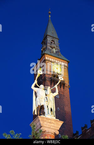 Il Municipio di clock tower e la statua di Iur soffianti di notte, Radhuspladsen Copenhagen, Danimarca Europa Foto Stock