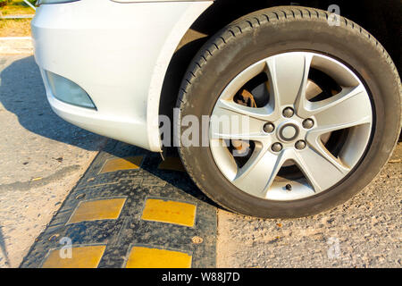 Cunei di velocità installati sulla strada per ridurre la velocità del veicolo e gli incidenti Foto Stock