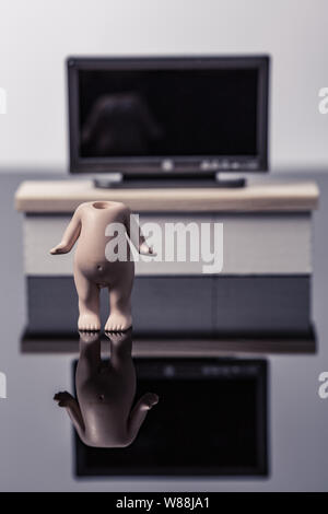 Giocattolo Headless guardare la TV su un close up ancora Foto Stock