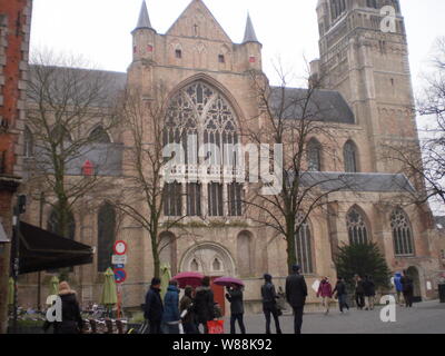 Facciata principale della cattedrale di El Salvador fu costruito nel XIII secolo in Bruges. Marzo 23, 2013. Bruges, Fiandre Occidentali, Belgio. Vacanza natura Stree Foto Stock