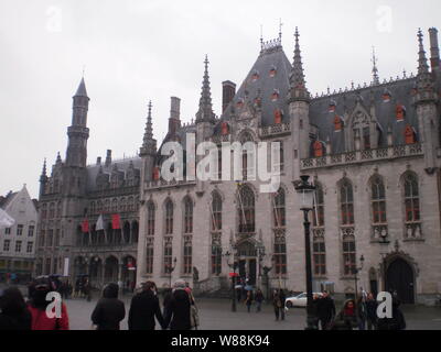 Facciata principale della Corte Provinciale nella grande piazza del mercato di Bruges. Marzo 23, 2013. Bruges, Fiandre Occidentali, Belgio. Vacanza natura Street foto Foto Stock