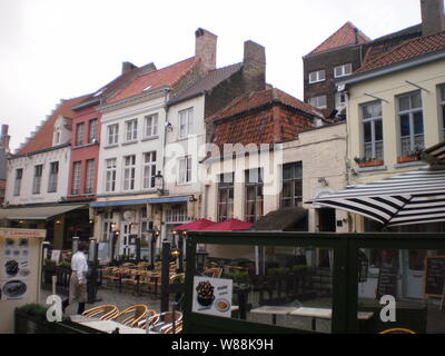 Grande Piazza del Mercato con il suo bellissimo racconto edifici di Bruges. Marzo 23, 2013. Bruges, Fiandre Occidentali, Belgio. Vacanza natura street photography. Foto Stock