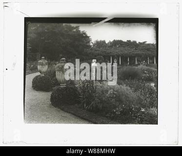 Fattoria di Hammersmith, Hugh Auchincloss Dudley house, Harrison Avenue, Newport, Rhode Island. Pergola nel giardino sommerso Foto Stock