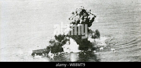 Questa foto risale al 5 settembre 1923. La didascalia recita un 1100-pound bomba esplode accanto a. Nel 1922, IL GOVERNO DEGLI STATI UNITI Dipartimento di guerra ha classificato la Virginia come una nave bersaglio per prove di bombardamento, insieme con la sorella nave USS New Jersey. Il New Jersey è stato bombardato prima e affondato e poi la Virginia. Foto Stock