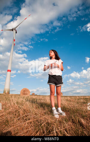 Mulini a vento per la produzione di energia elettrica sul campo di cereali. Foto Stock