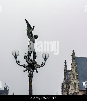Statua di alato San Michele sulla cima di un lampione su St Michael's Bridge. Bellissima gotica lanterna con una statua in bronzo di san Michele con la spada. Foto Stock