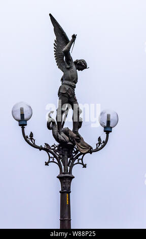 Statua di alato San Michele sulla cima di un lampione su St Michael's Bridge. Bellissima gotica lanterna con una statua in bronzo di san Michele con la spada. Foto Stock