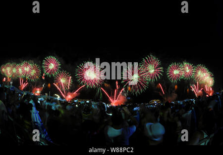 Fuochi d'artificio durante la vigilia di Capodanno 2017 a spiaggia di Copacabana a Rio de Janeiro in Brasile Foto Stock