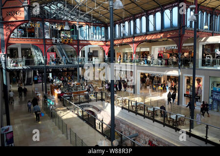 Bolton Luogo di mercato che è stato convertito in un moderno centro commerciale trattenere vittoriane originali in ferro battuto del mercato Hall. fotografia DON TONGE Foto Stock