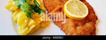 La Wiener Schnitzel con insalata di patate Foto Stock