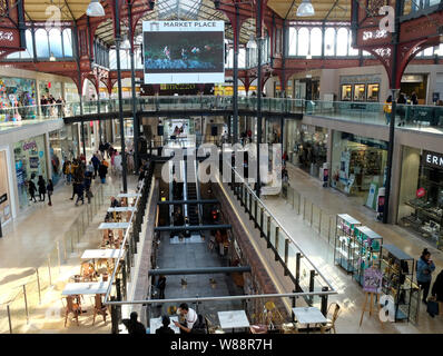 Bolton Luogo di mercato che è stato convertito in un moderno centro commerciale trattenere vittoriane originali in ferro battuto del mercato Hall. fotografia DON TONGE Foto Stock