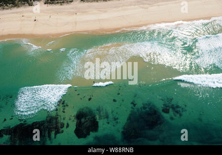 Foto aerea della reserva spiaggia con aguá della spiaggia caraibica, situato nella zona ovest della città di Rio de Janeiro in Brasile. Foto Stock