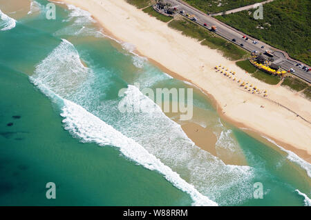 Foto aerea della reserva spiaggia con aguá della spiaggia caraibica, situato nella zona ovest della città di Rio de Janeiro in Brasile. Foto Stock