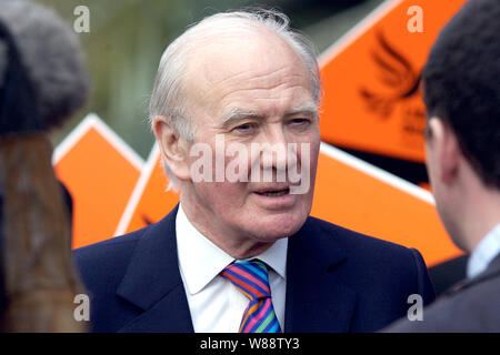 14-04-2005, Sir Menzies Campbell MP visitando Malvern Hills Science Park sul sentiero di campagna per il 2005 Gruppo del Partito europeo dei liberali democratici campagna elettorale. Foto Stock