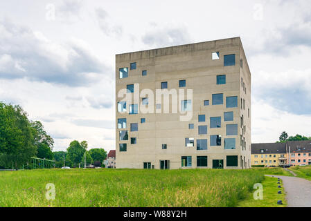 Iconico minima scatola di calcestruzzo edificio con disegno casuale e la dimensione delle finestre quadrate si trova al Complesso industriale delle Miniere di carbone dello Zollverein a Essen. Foto Stock