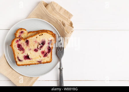 In casa berry torta bianca su sfondo di legno vista superiore con copia spase Foto Stock