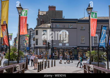 Negozi e high street al di fuori del Castello di Cardiff in Galles Foto Stock