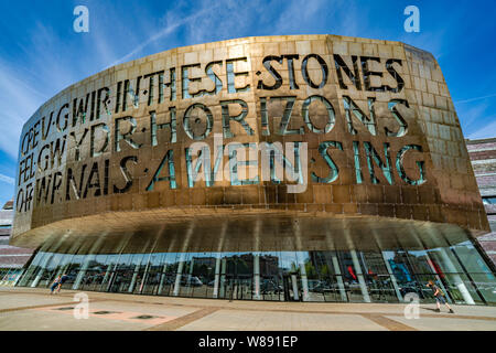 Il Millenium Center presso la Baia di Cardiff in Galles, Regno Unito Foto Stock