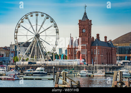 L'Edificio Pierhead e ruota panoramica Ferris presso la Baia di Cardiff in Galles, Regno Unito Foto Stock