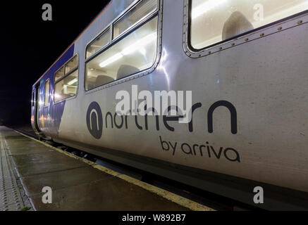 Arriva ferroviaria settentrionale logo su una classe 156 sprinter treno. Foto Stock