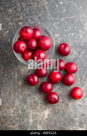 Il red cherry prugne frutta in vetro. Vista dall'alto. Foto Stock