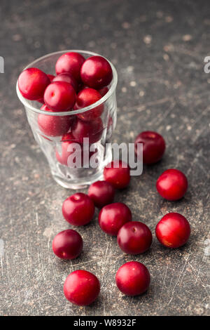 Il red cherry prugne frutta in vetro. Foto Stock