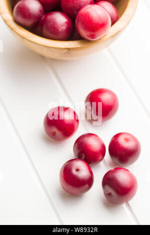 Il red cherry prugne frutta sul tavolo bianco. Foto Stock