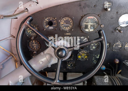 Cockpit di un vecchio propulsore sovietico aereo. Foto Stock