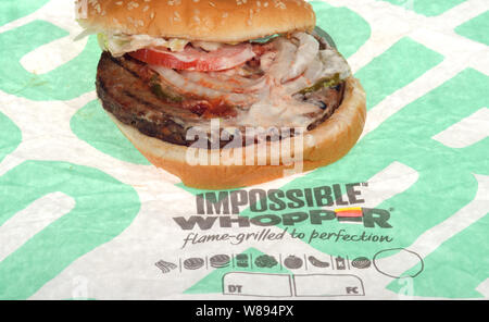 Impossibile Whopper da Burger King sull'involucro, un vegetariano impianto basato burger patty introdotte negli Stati Uniti oggi a livello nazionale il 8 agosto, 2019 Foto Stock