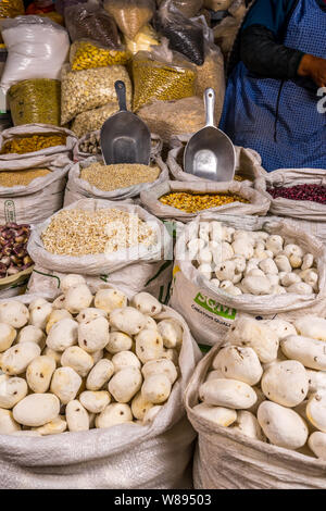 Visualizzazione di un locale di prodotti agricoli nel mercato peruviano Foto Stock