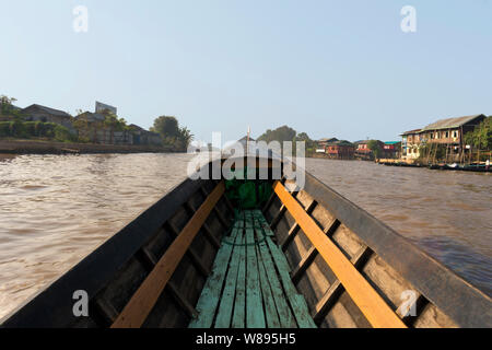 Andando in barca attraverso Nampan villaggio galleggiante al Lago Inle, Nyaung Shwe, Myanmar Foto Stock