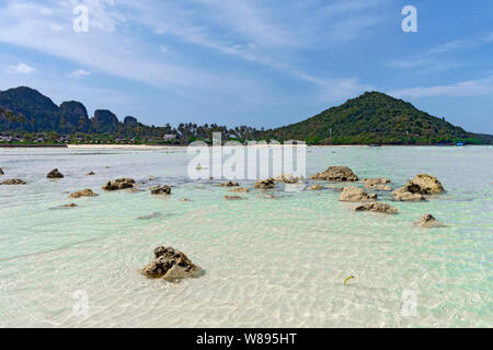 Scenario di Loh Ba Kao Bay su Koh Phi Phi Island, Thailandia Foto Stock