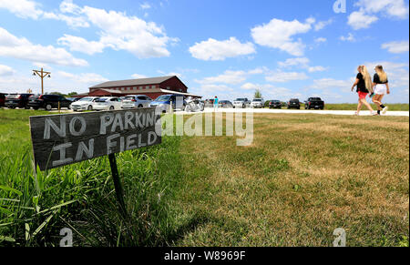 Isola di roccia, Iowa, USA. 8 Ago, 2019. Candidato presidenziale democratico ex Vice presidente Joe Biden ha parlato per un pranzo sala di circa 200 area Burlington residenti presso Il Fienile sul crinale al di fuori di Burlington, Iowa, mercoledì 7 agosto 2019. Credito: Kevin E. Schmidt/Quad-City volte/ZUMA filo/Alamy Live News Foto Stock