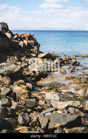 Vista verticale delle coste rocciose di Lanzarote - paesaggio di viaggio Foto Stock