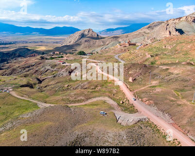 Vista aerea di strade sterrate sul plateau intorno al monte Ararat, strade sterrate e paesaggi mozzafiato, strade tortuose, picchi rocciosi e colline. Turchia Foto Stock