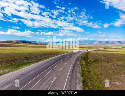 Vista aerea della strada che conduce a Dogubayazit da Igdir. Altopiano intorno al monte Ararat, montagne e colline. La Turchia orientale al confine con l'Armenia Foto Stock