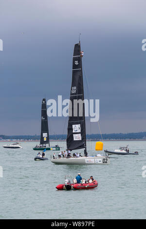 Cowes, Isola di Wight, Hampshire Regno Unito. 8 agosto 2019. Kings Cup Sailing ospitato da Duke e Duchessa di Cambridge si svolge un giorno prima a causa delle previsioni del tempo. 8 Fast 40+ Classic barche da corsa ad alte prestazioni navigano con un equipaggio di 12 persone che si contendono l'una contro l'altra, raccogliendo denaro per 8 enti di beneficenza. Will e Kate skipper imbarcazioni individuali. Ogni barca salpa con un ambasciatore o un capitano di celebrità a bordo. Prince William Skippers boat 02 - Bambini Bereavement UK. Barca 09 con skipper di Katie Thistleton. Credit: Carolyn Jenkins/Alamy Live News Foto Stock