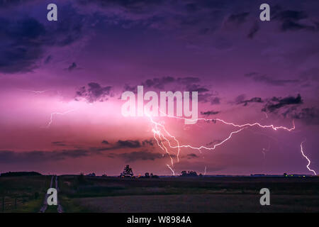 Chiudere con un fulmine con drammatica nuvole immagine composita . Notte temporale Foto Stock