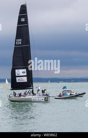 Cowes, Isle of Wight, Hampshire REGNO UNITO. 8 agosto 2019. Kings Cup di vela ospitato da Il Duca e la Duchessa di Cambridge avviene in anticipo di un giorno a causa delle previsioni meteo. 8 Fast 40+ Classic high performance gara barche a vela con un equipaggio di 12 persone in concorrenza gli uni contro gli altri e la raccolta di fondi per beneficenza 8. Volontà e Kate skipper imbarcazioni individuali. Ogni barca con il celebrity ambassador o Capitano di bordo. Il principe William skipper barca 02 bambino lutti UK. Sarà al timone. Credito: Carolyn Jenkins/Alamy Live News Foto Stock