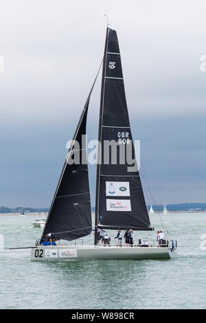 Cowes, Isle of Wight, Hampshire REGNO UNITO. 8 agosto 2019. Kings Cup di vela ospitato da Il Duca e la Duchessa di Cambridge avviene in anticipo di un giorno a causa delle previsioni meteo. 8 Fast 40+ Classic high performance gara barche a vela con un equipaggio di 12 persone in concorrenza gli uni contro gli altri e la raccolta di fondi per beneficenza 8. Volontà e Kate skipper imbarcazioni individuali. Ogni barca con il celebrity ambassador o Capitano di bordo. Il principe William skipper barca 02 bambino lutti UK. Credito: Carolyn Jenkins/Alamy Live News Foto Stock