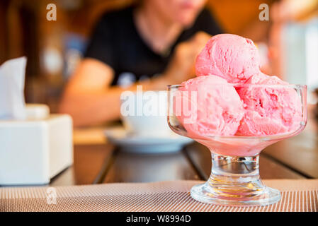 Chiudere fino 3 palline di gelato alla fragola in recipiente di vetro Foto Stock