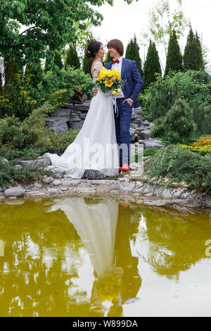 Groomsmen e damigelle con appena sposati sulla cerimonia di nozze Foto Stock