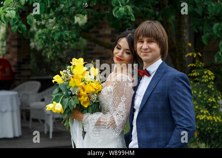 Groomsmen e damigelle con appena sposati sulla cerimonia di nozze Foto Stock