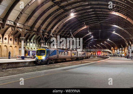 Primo Transpennine Express classe 185 con il treno alla stazione di York con un Scarborough per Liverpool Lime Street treno Foto Stock