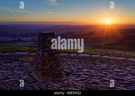 UK,Derbyshire,Peak District, Sunrise su Hope Valley da Mam Vertice Tor Foto Stock