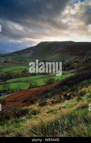 UK,Derbyshire,Peak District,tramonto dietro Mam Tor Foto Stock