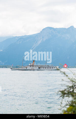 Il più antico Belle Epoque vintage restaurati steamboat paddle Montreux crociera lungo la sponda svizzera del lago di Ginevra (Lac Leman), Vaud, Svizzera Foto Stock