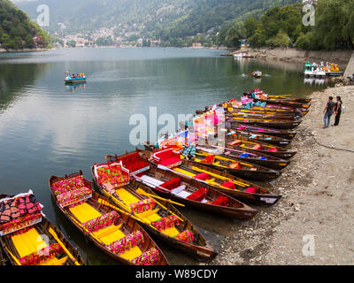 Colorate barche turistiche utilizzato per portare i turisti in una gita in barca al Lago di Nainital, Nainital, Uttarakhand, India Foto Stock