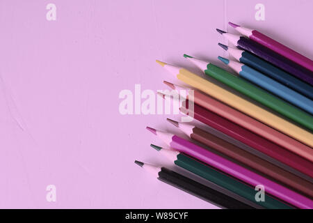 Molte matite colorate in colori al neon. Copia spase. Il concetto di ritorno a scuola, il processo educativo, studiare a scuola, disegno. Foto Stock