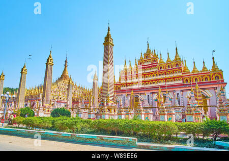 MONYWA, MYANMAR - Febbraio 22, 2017: edificio scenico del tempio principale di Thanboddhay Paya, decorata con dorato, intonaco motivi in rilievo e tal Foto Stock